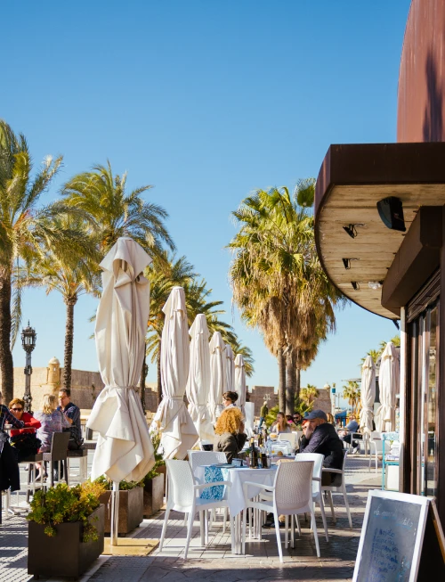 terraza del restaurante bar quilla en la playa de la caleta cádiz