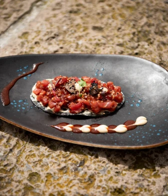 plato de atún rojo de almadraba en bar quilla, restaurante frente al mar en cádiz