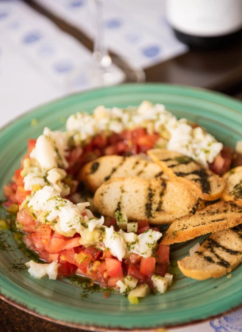 plato de ensaladas en bar quilla restaurante frente al mar en la playa de la caleta cádiz